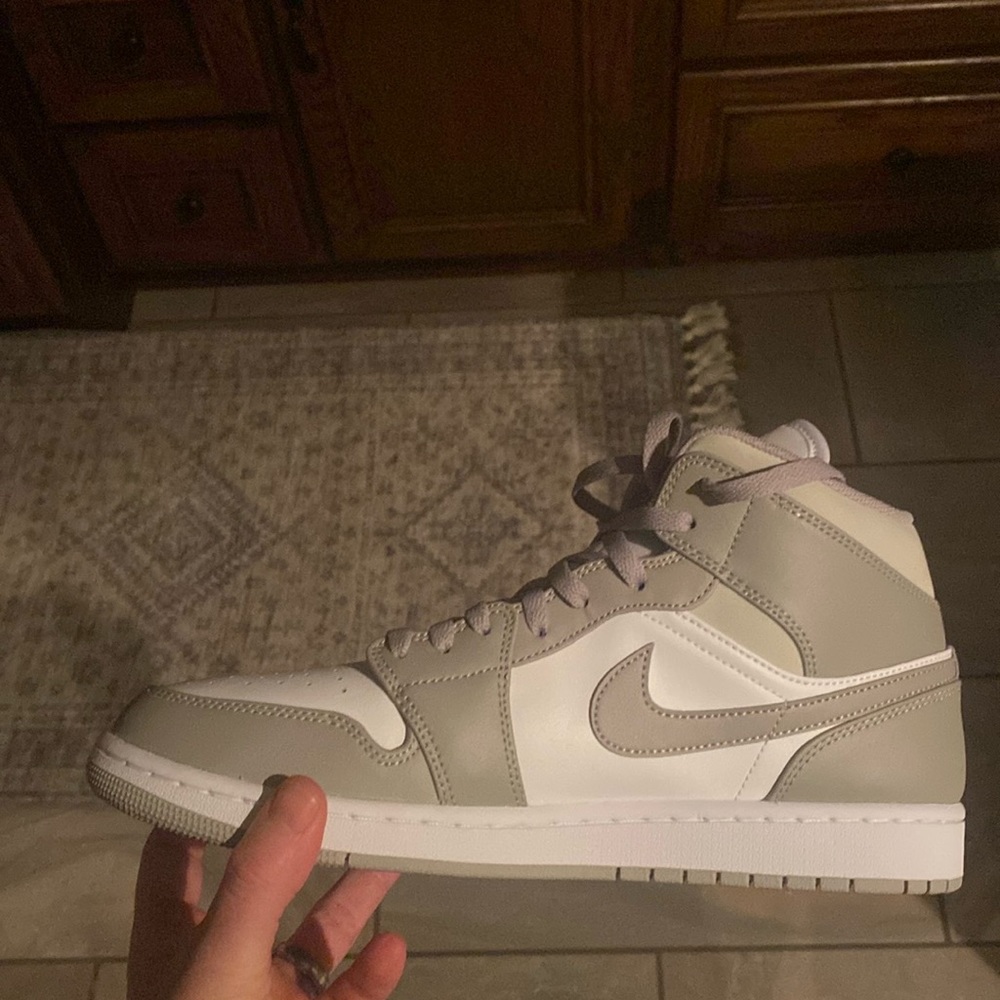 Air Jordan Mid college grey